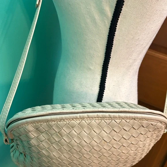 Chic Cream Woven Crossbody Bag - Picture 5 of 12